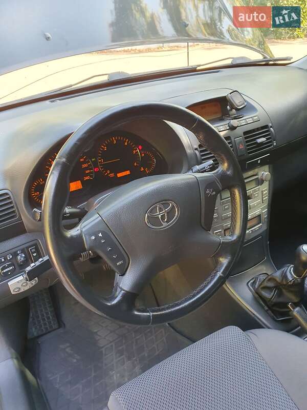 Седан Toyota Avensis 2004 в Черкассах