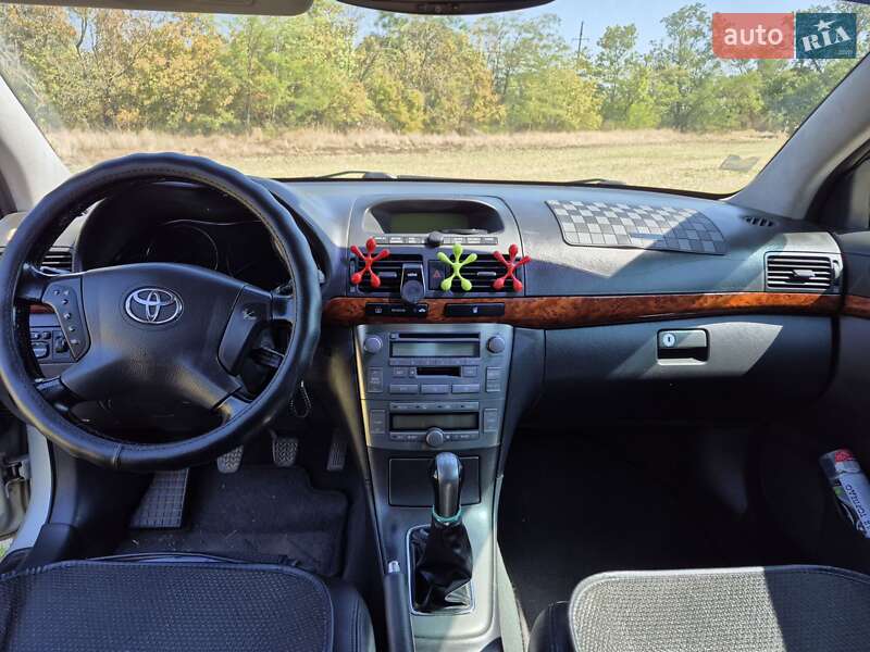 Лифтбек Toyota Avensis 2003 в Выгоде