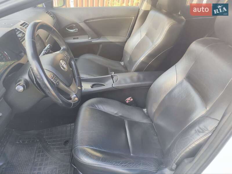 Седан Toyota Avensis 2011 в Белогородке