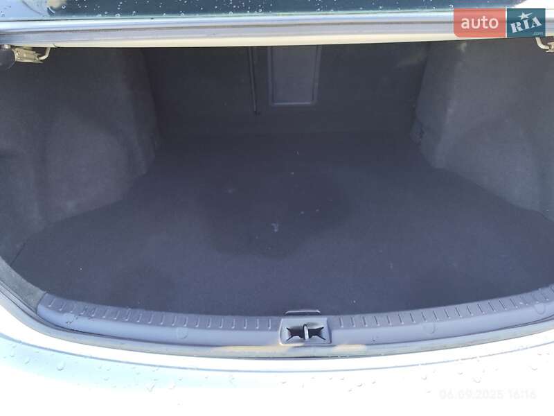 Седан Toyota Avensis 2010 в Львове