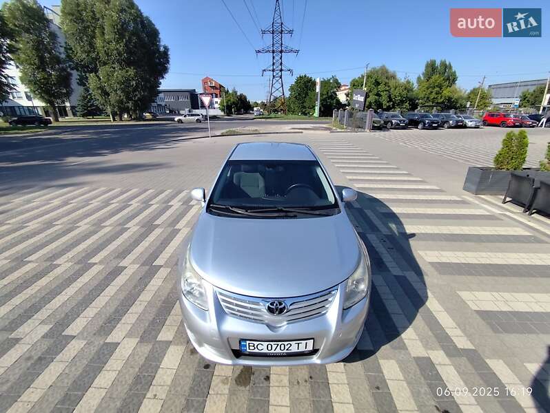 Седан Toyota Avensis 2010 в Львове
