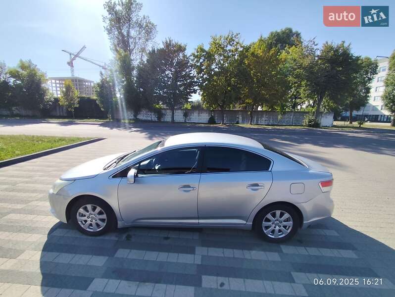 Седан Toyota Avensis 2010 в Львове