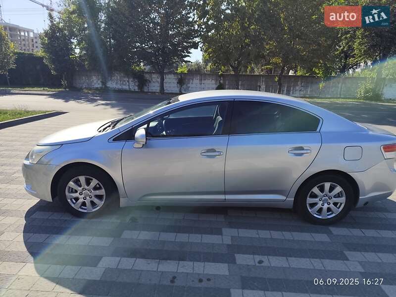 Седан Toyota Avensis 2010 в Львове