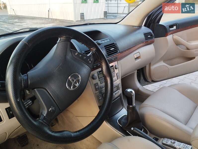 Седан Toyota Avensis 2004 в Чорткове