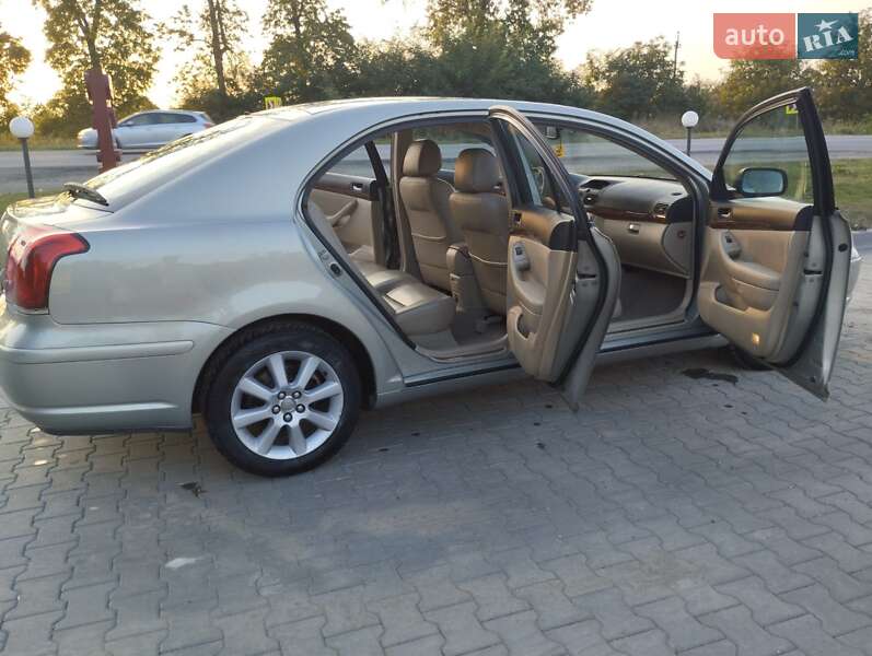 Седан Toyota Avensis 2004 в Чорткове