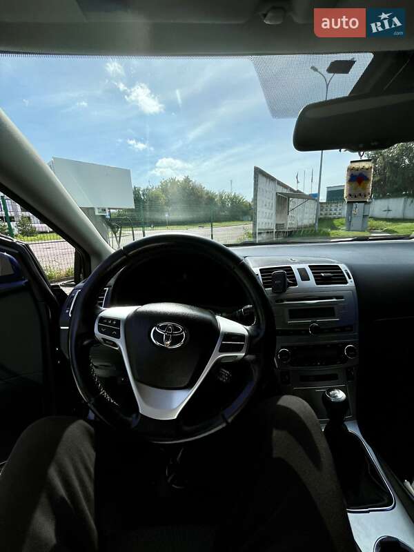 Седан Toyota Avensis 2012 в Хмельницькому