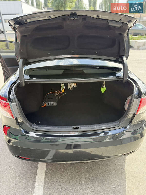 Седан Toyota Avensis 2008 в Киеве