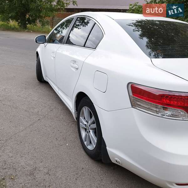 Седан Toyota Avensis 2011 в Виннице
