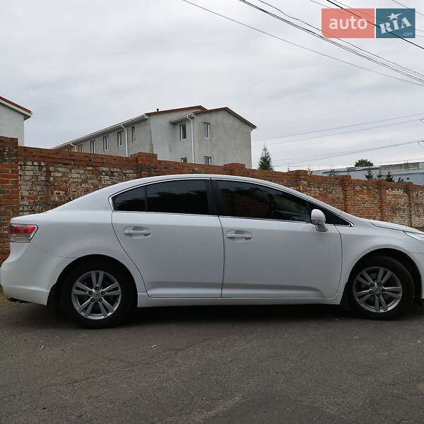 Седан Toyota Avensis 2011 в Виннице