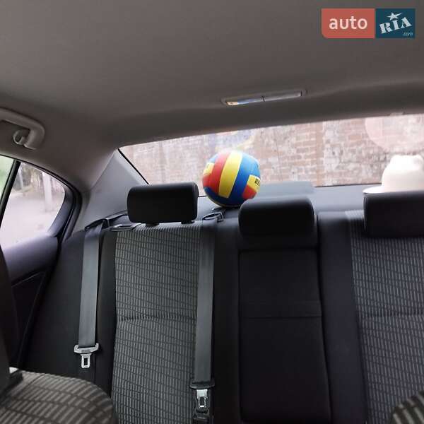 Седан Toyota Avensis 2011 в Виннице