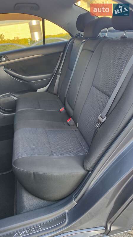 Седан Toyota Avensis 2007 в Южном