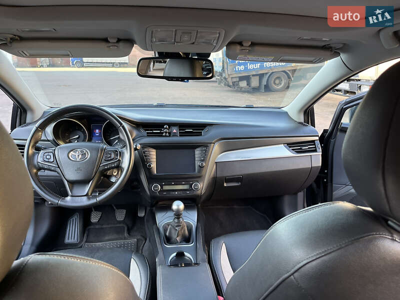 Универсал Toyota Avensis 2015 в Чернигове