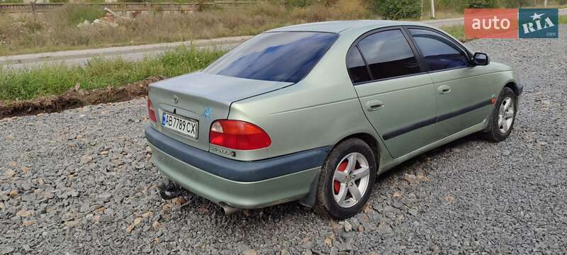 Седан Toyota Avensis 1998 в Виннице