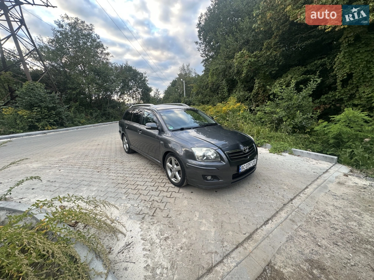 Продам власне авто, два комплекта шин, зимові шини нові, літні шини два нових, поміняне масло і комплект фільтрів 200 км назад, на кузові невеликі царапини від використання авто, запасний комплект задніх сидінь.