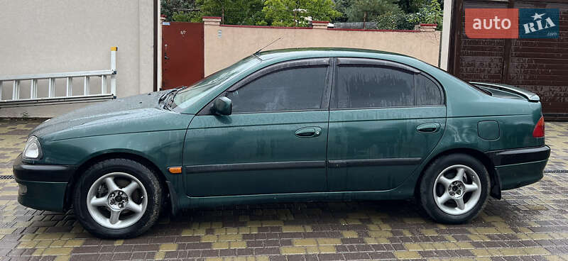 Седан Toyota Avensis 1998 в Одессе