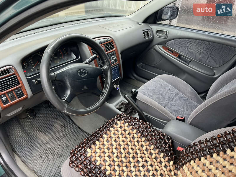 Седан Toyota Avensis 1998 в Одессе