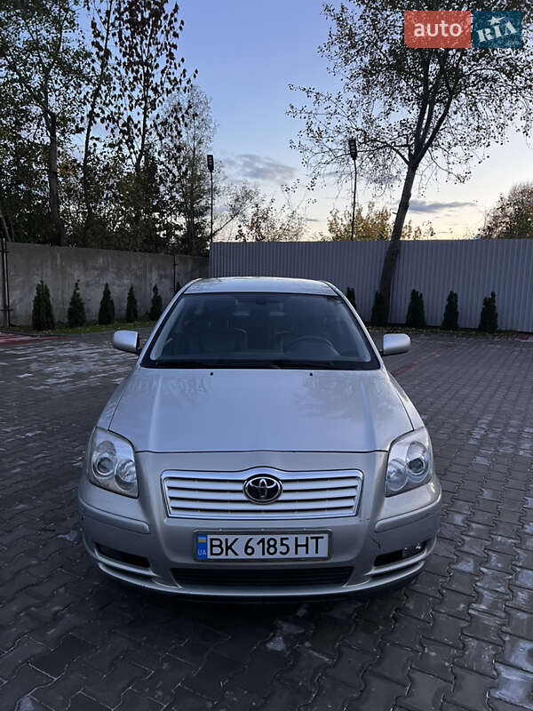 Лифтбек Toyota Avensis 2005 в Костополе