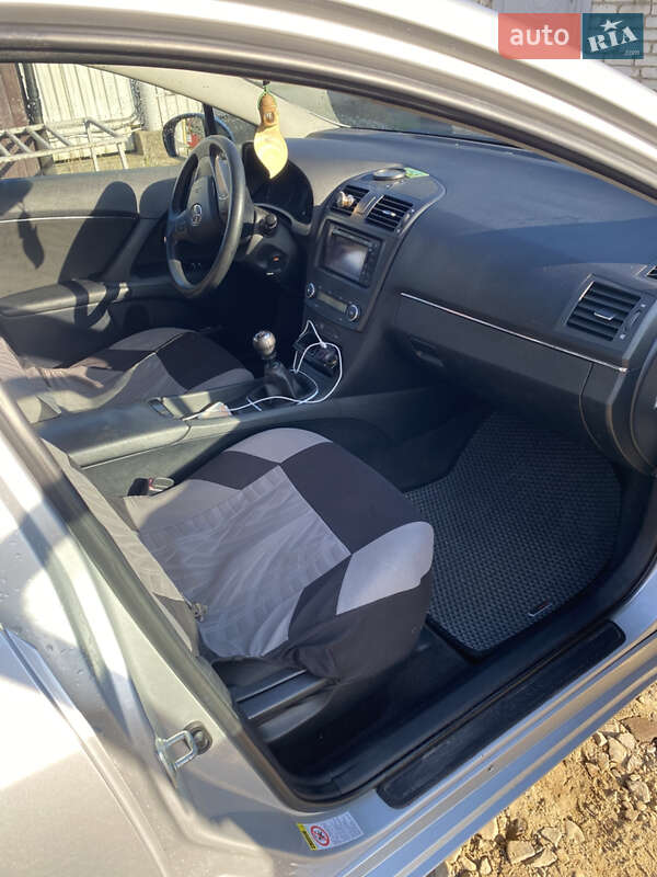 Универсал Toyota Avensis 2011 в Новояворовске