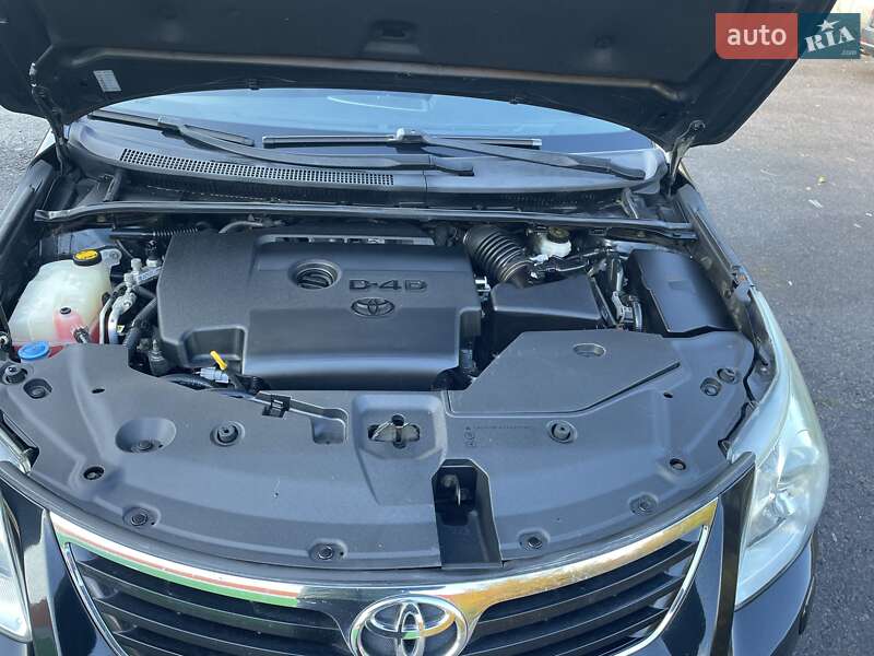 Универсал Toyota Avensis 2011 в Обарове