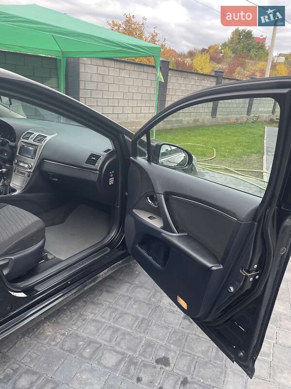 Универсал Toyota Avensis 2011 в Обарове