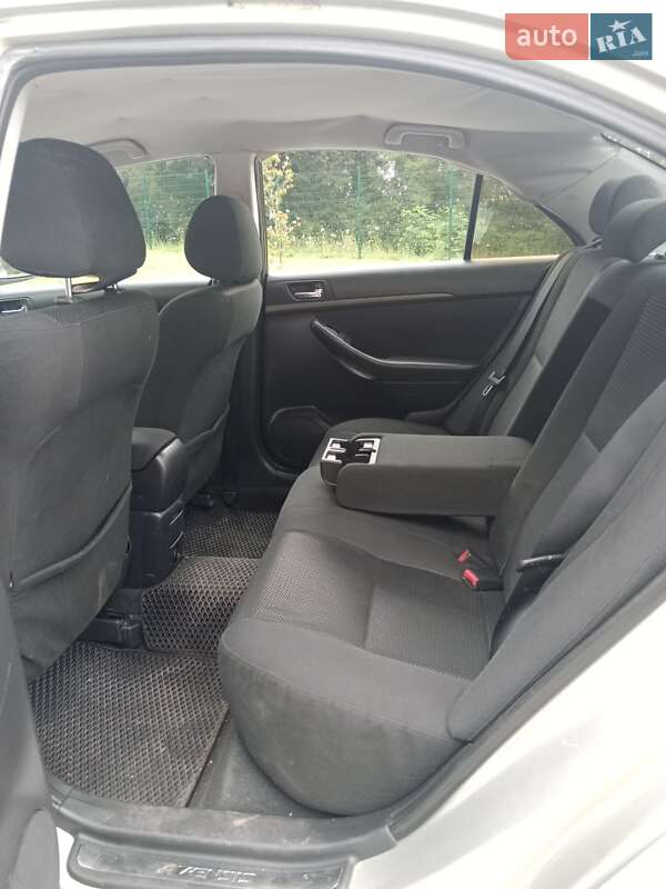 Седан Toyota Avensis 2003 в Львові