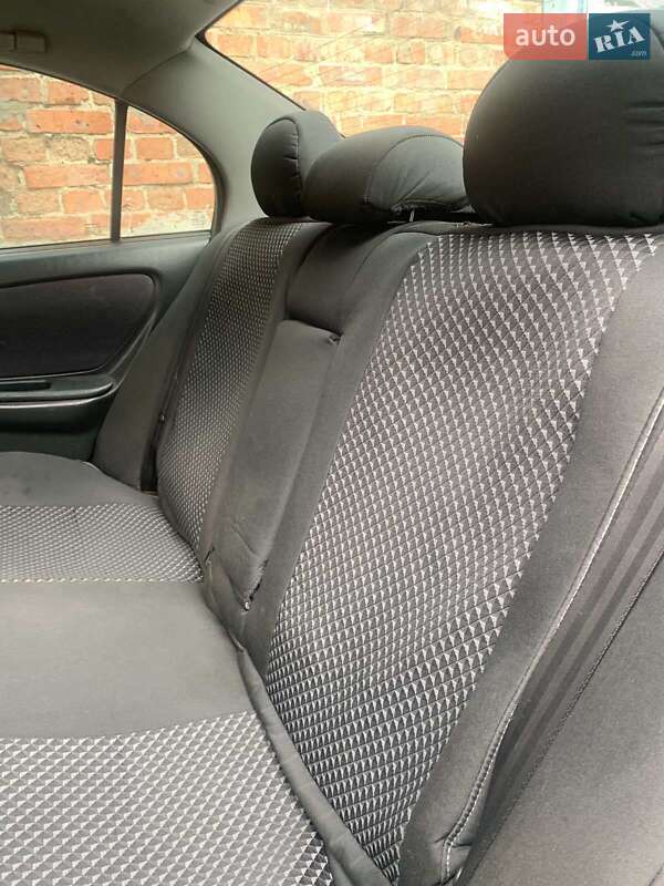 Седан Toyota Avensis 2001 в Джулинке