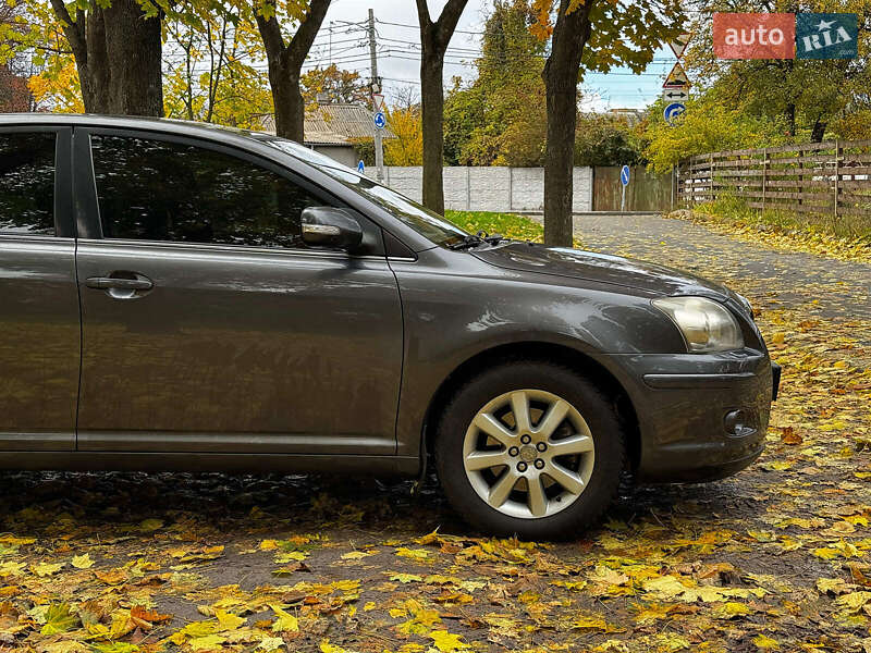 Седан Toyota Avensis 2008 в Киеве