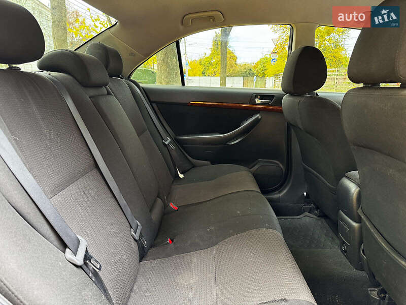 Седан Toyota Avensis 2008 в Киеве