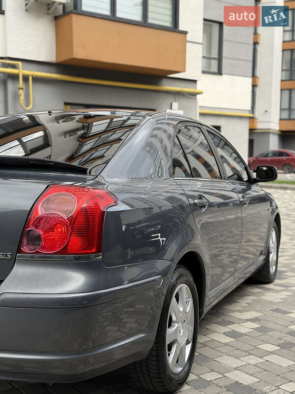 Лифтбек Toyota Avensis 2004 в Ивано-Франковске
