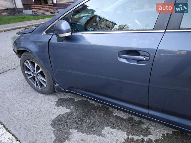 Седан Toyota Avensis 2012 в Кривом Роге