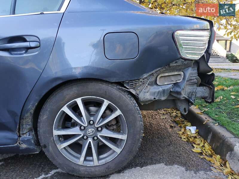 Седан Toyota Avensis 2012 в Кривом Роге