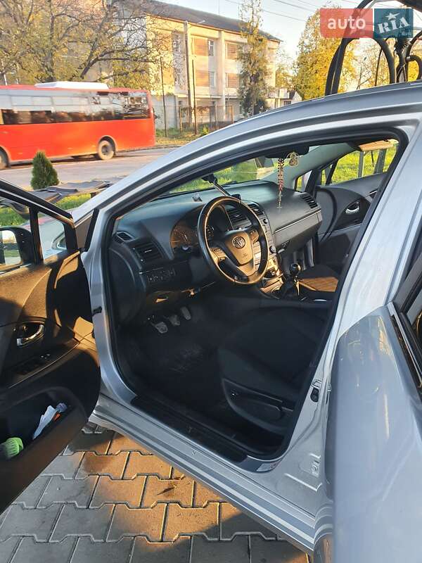 Універсал Toyota Avensis 2009 в Чернівцях