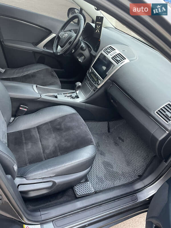 Седан Toyota Avensis 2012 в Києві