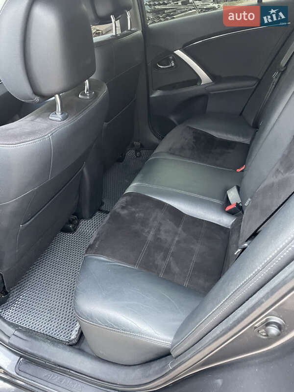 Седан Toyota Avensis 2012 в Києві