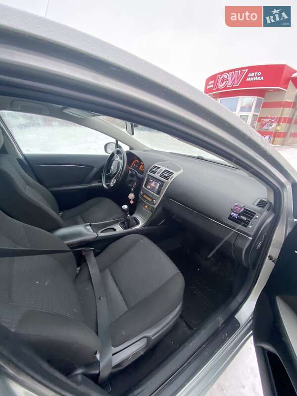Седан Toyota Avensis 2010 в Костополе