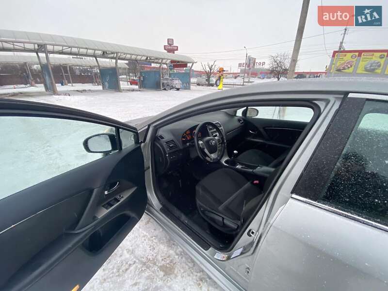 Седан Toyota Avensis 2010 в Костополе