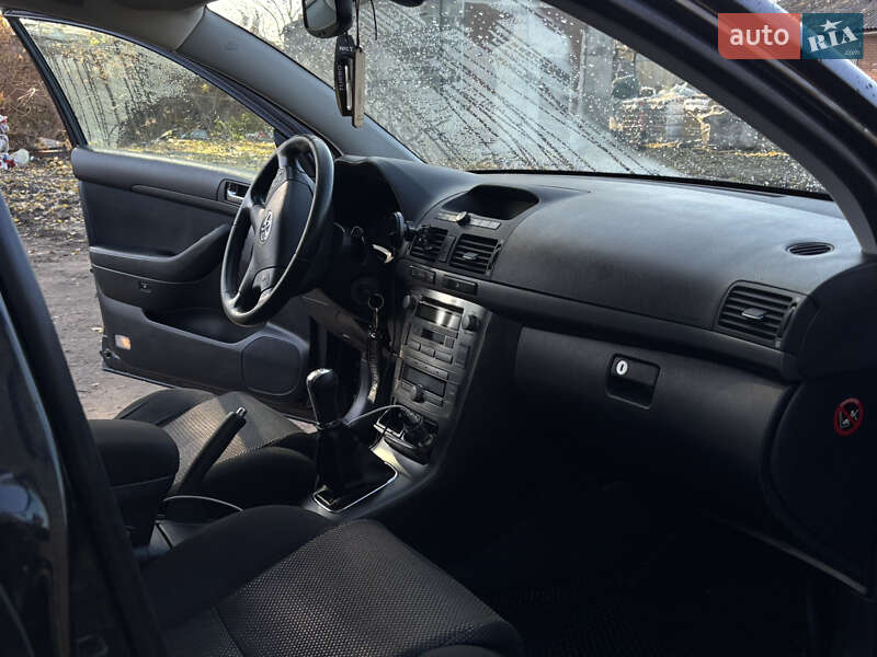 Универсал Toyota Avensis 2005 в Изюме