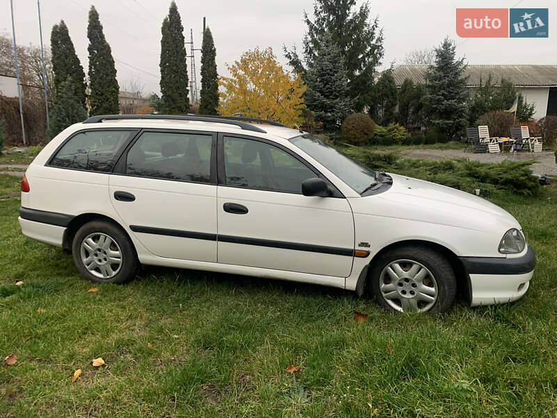 Універсал Toyota Avensis 2002 в Знам'янці