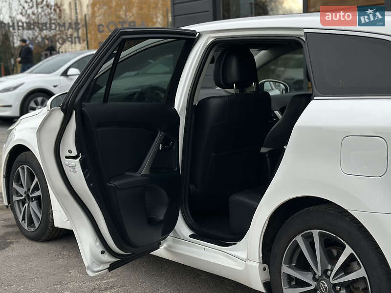 Универсал Toyota Avensis 2013 в Шептицькому