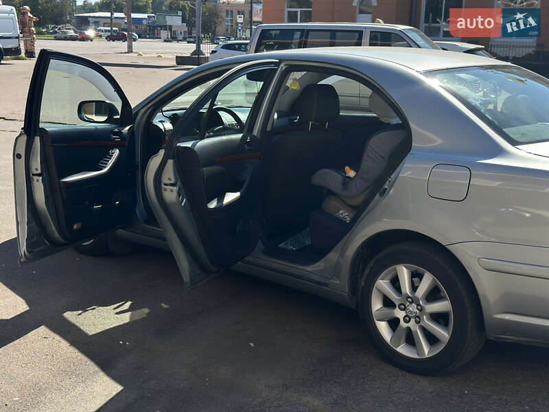 Седан Toyota Avensis 2008 в Чернигове