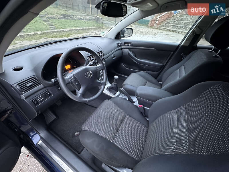 Універсал Toyota Avensis 2006 в Полтаві