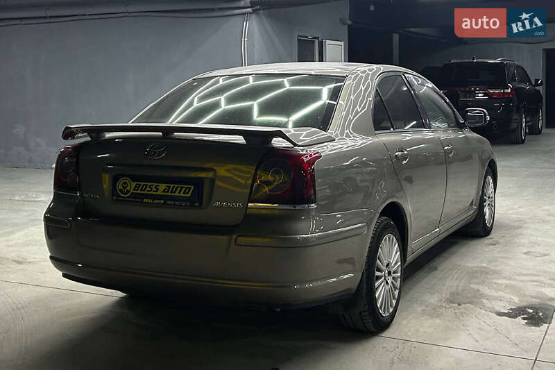 Седан Toyota Avensis 2006 в Черновцах