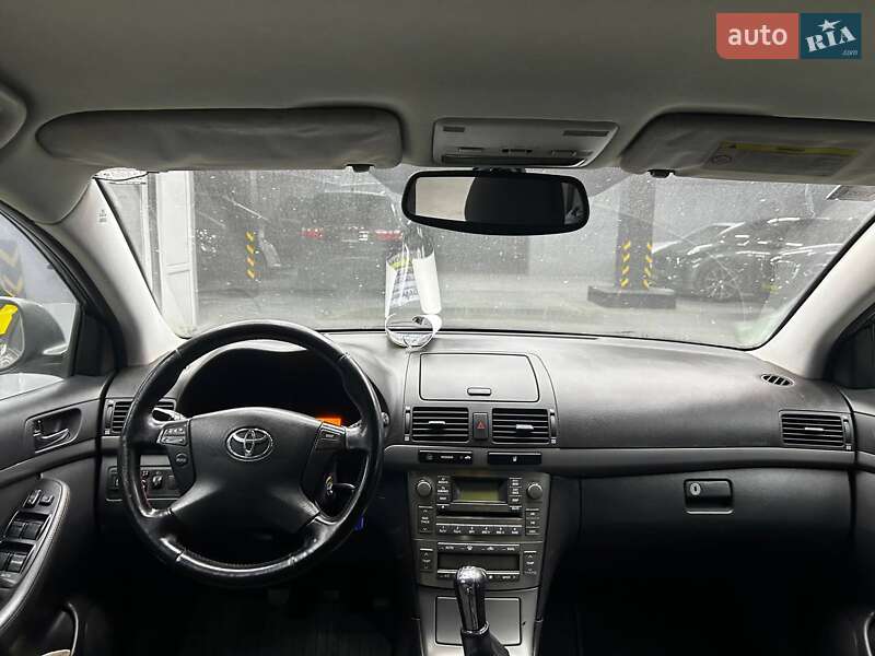 Седан Toyota Avensis 2006 в Черновцах