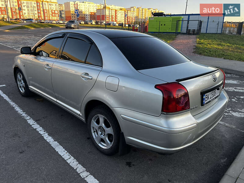 Седан Toyota Avensis 2005 в Ровно