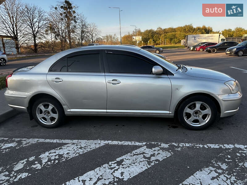 Седан Toyota Avensis 2005 в Ровно