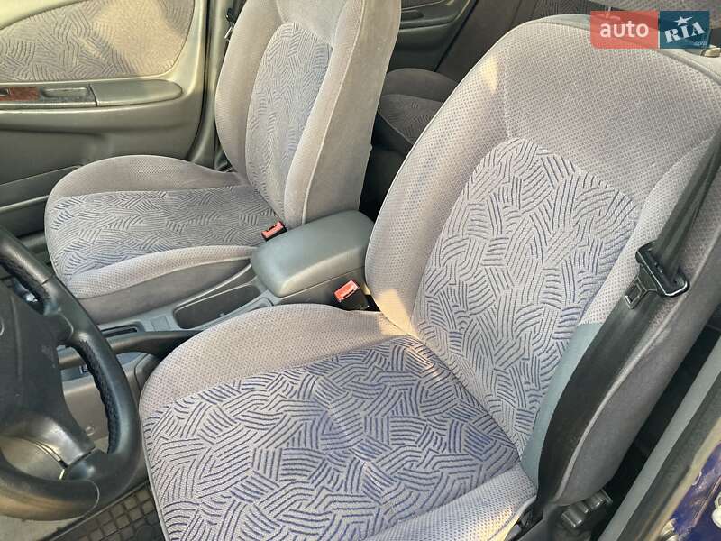 Седан Toyota Avensis 1998 в Одессе