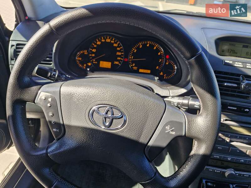 Седан Toyota Avensis 2005 в Виннице