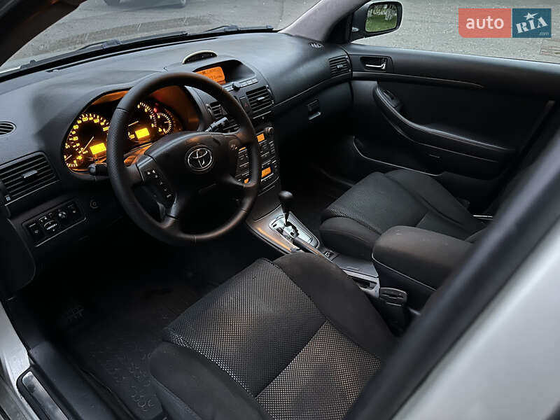 Седан Toyota Avensis 2004 в Одессе