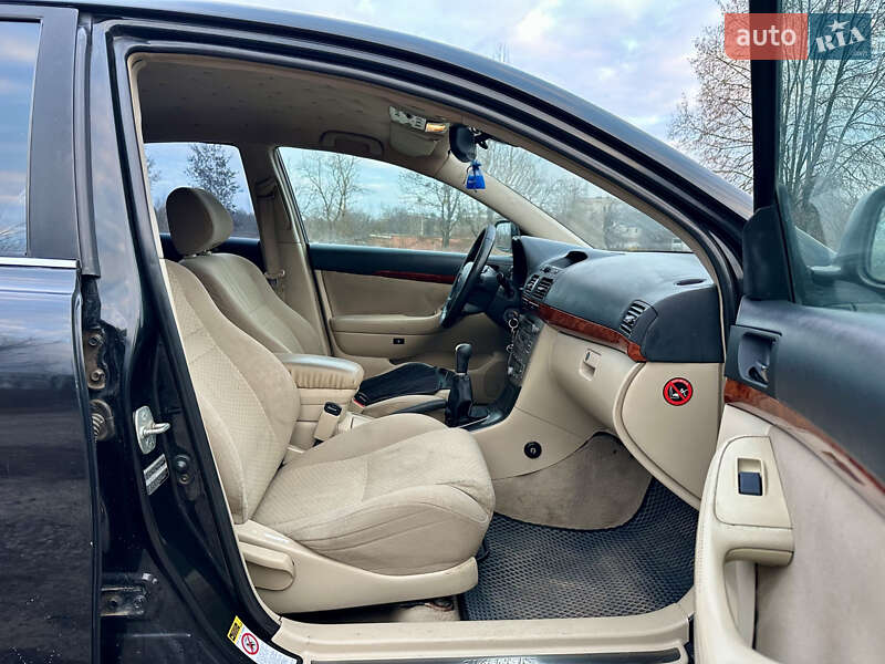 Седан Toyota Avensis 2004 в Сумах