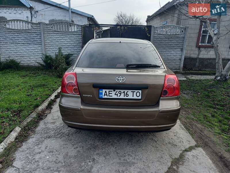 Лифтбек Toyota Avensis 2003 в Каменском